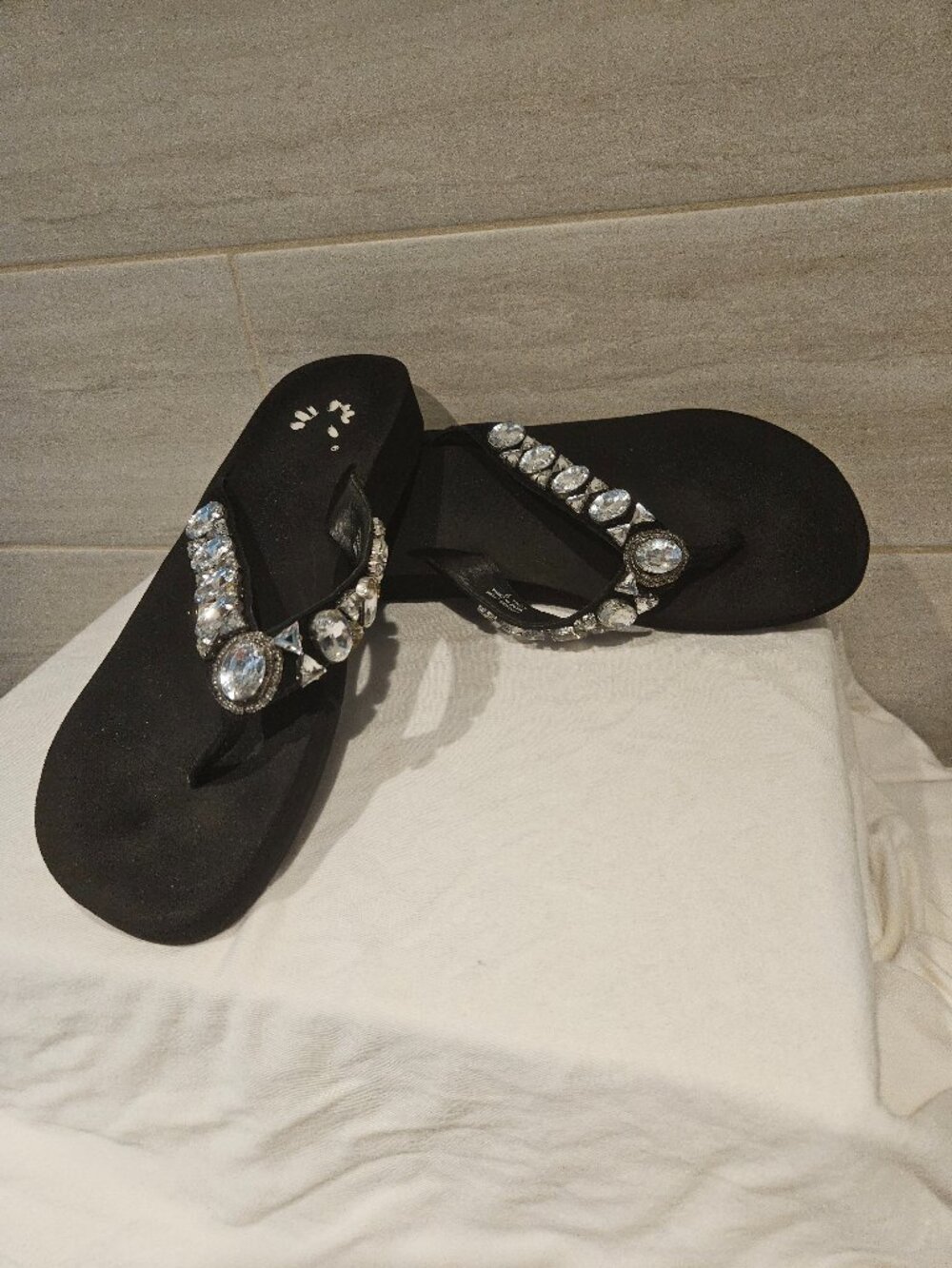YELLOW BOX RHINESTONE FLIP FLOPS, SIZE 9 - Picture 3 of 7